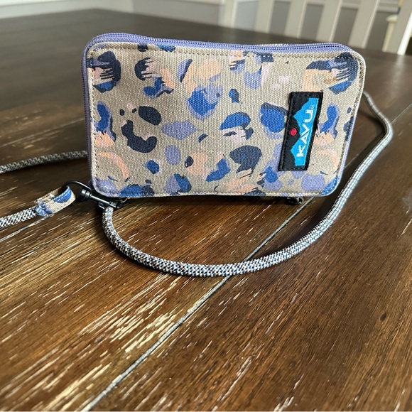 Kavu Go on time bi fold cross body wallet - Picture 2 of 11
